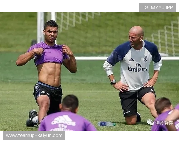 足球球星穿紧身衣展现完美身材引领运动时尚潮流解析